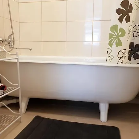 Bright Spacious With Street Parking דירה ריגה