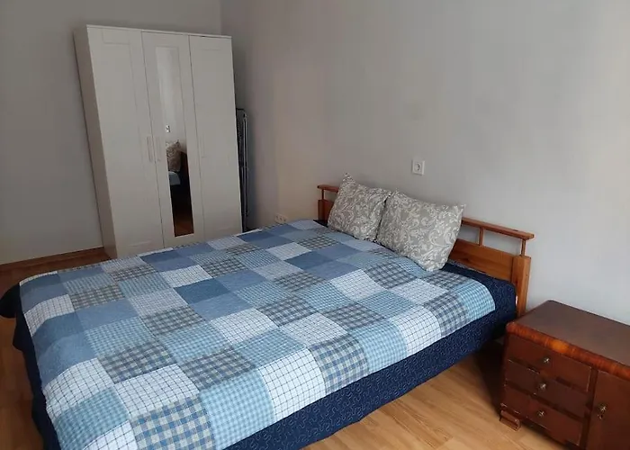 Bright Spacious With Street Parking