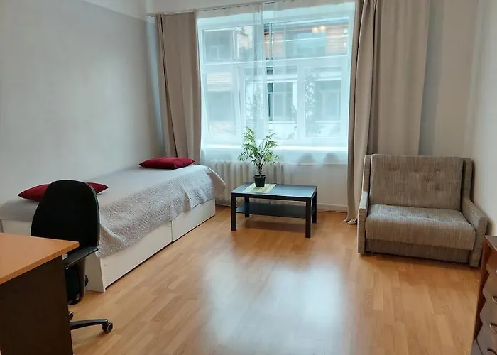 Bright Spacious With Street Parking